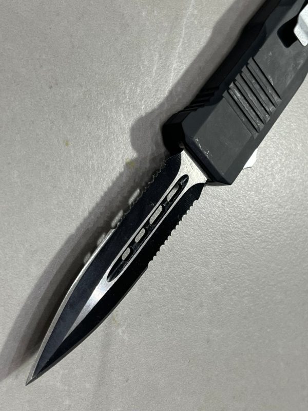 Couteau automatique OTF - lame spear point dentelée - brise vitre