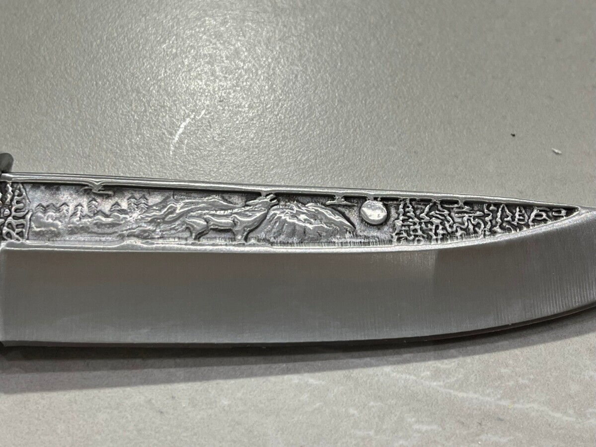 Couteau Russe manche bois de rose lame sculptée Loup