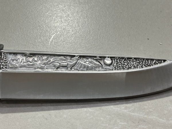 Couteau Russe manche bois de rose lame sculptée Loup