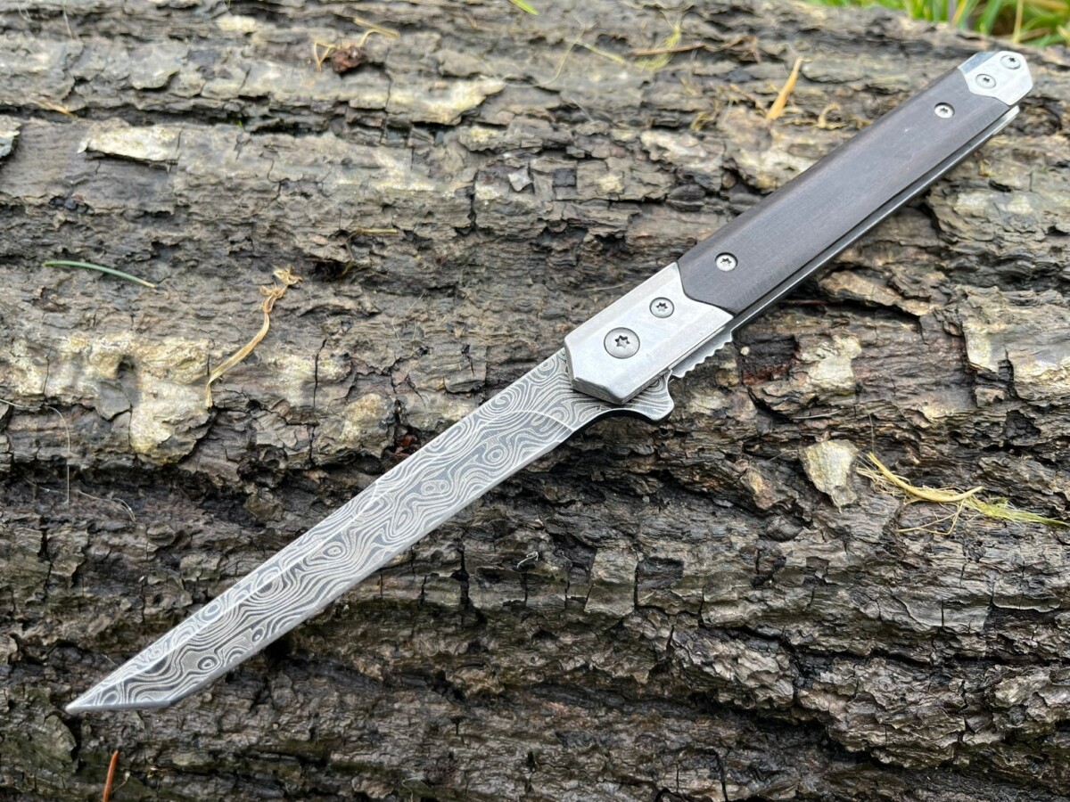 IMG_4250 Couteau à ouverture assistée acier M390 type Stiletto bois de noyer – Lame Tanto