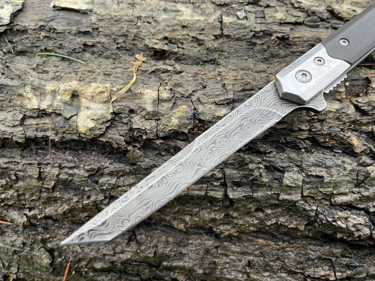 IMG_4251 Couteau à ouverture assistée acier M390 type Stiletto bois de noyer – Lame Tanto