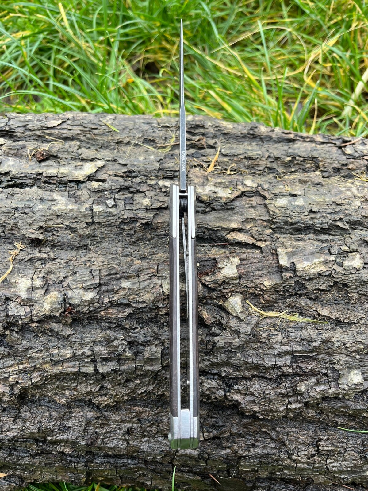 IMG_4254 Couteau à ouverture assistée acier M390 type Stiletto bois de noyer – Lame Tanto