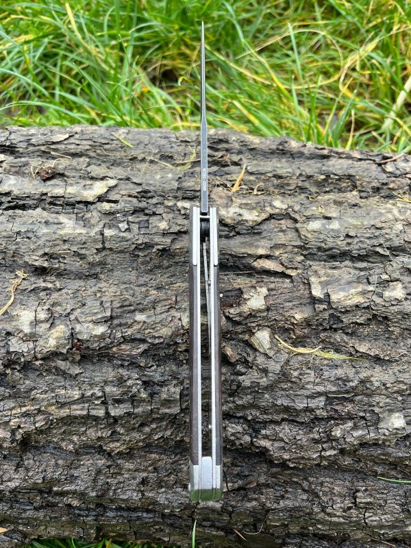 IMG_4254 Couteau à Ouverture Assistée acier M390 Type Stiletto bois de noyer - Lame Tanto