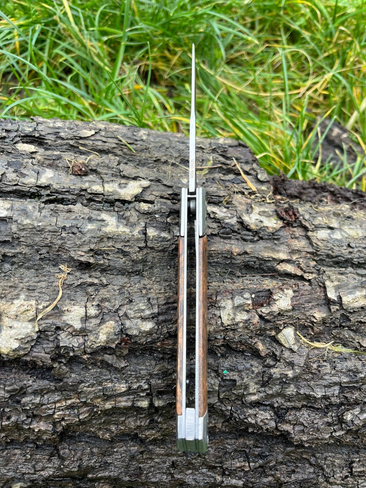 Couteau à Ouverture Assistée acier M390 Type Stiletto bois de rose- Lame Tanto