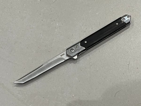 IMG_6003-1.jpg Couteau à Ouverture Assistée acier M390 Type Stiletto bois de noyer - Lame Tanto