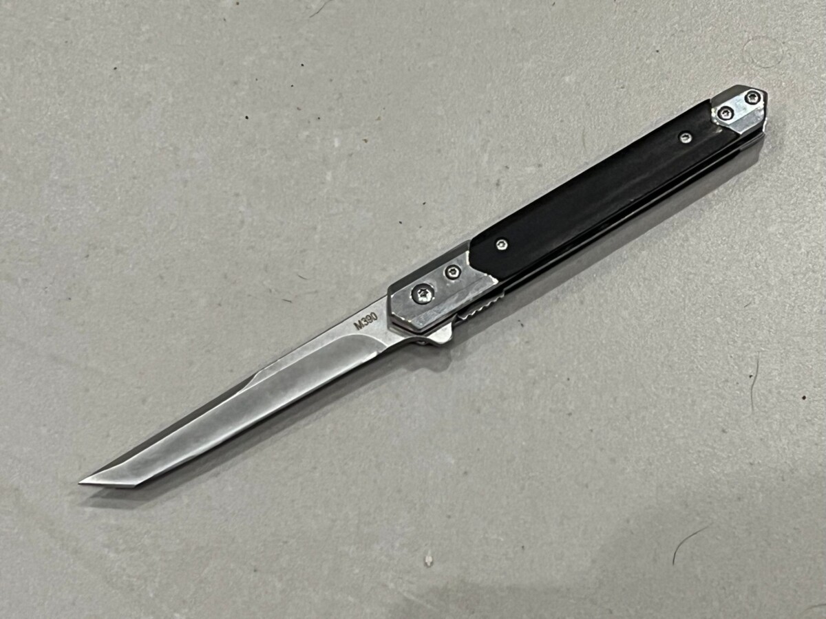 IMG_6003-1.jpg Couteau à ouverture assistée acier M390 type Stiletto bois de noyer – Lame Tanto