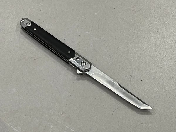 IMG_6004-1.jpg Couteau à Ouverture Assistée acier M390 Type Stiletto bois de noyer - Lame Tanto