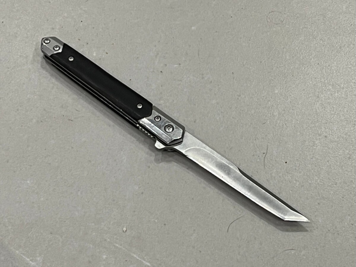 IMG_6004-1.jpg Couteau à ouverture assistée acier M390 type Stiletto bois de noyer – Lame Tanto