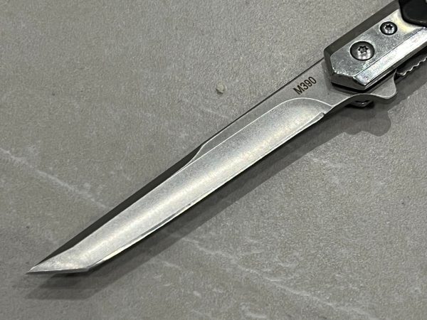 IMG_6005-1.jpg Couteau à Ouverture Assistée acier M390 Type Stiletto bois de noyer - Lame Tanto