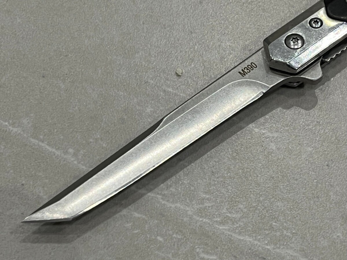 IMG_6005-1.jpg Couteau à ouverture assistée acier M390 type Stiletto bois de noyer – Lame Tanto