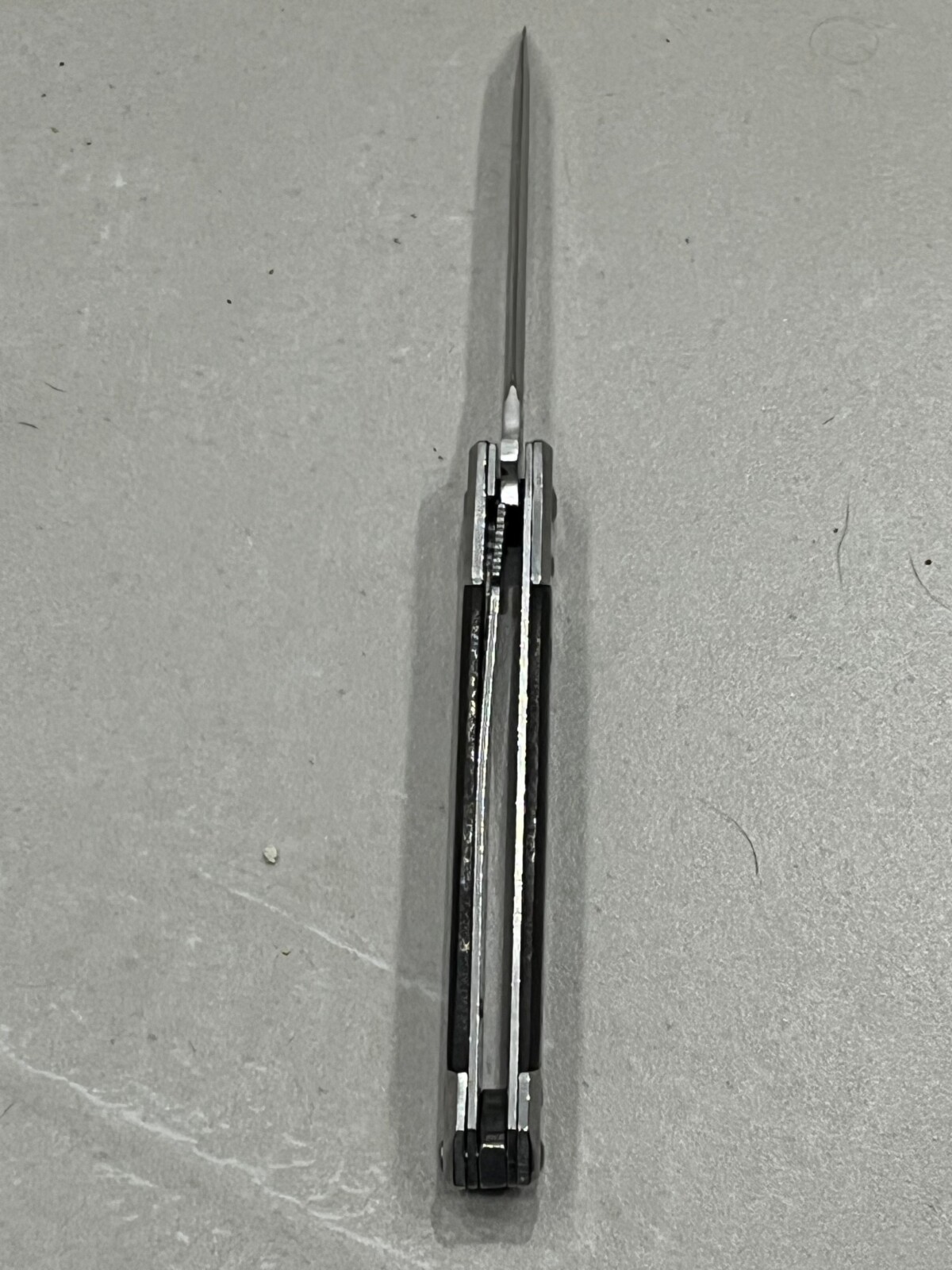 IMG_6006-1.jpg Couteau à ouverture assistée acier M390 type Stiletto bois de noyer – Lame Tanto