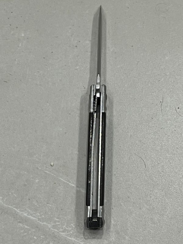 IMG_6006-1.jpg Couteau à Ouverture Assistée acier M390 Type Stiletto bois de noyer - Lame Tanto