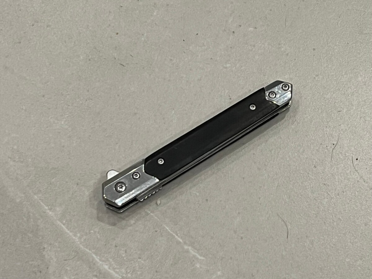 IMG_6007-1.jpg Couteau à ouverture assistée acier M390 type Stiletto bois de noyer – Lame Tanto
