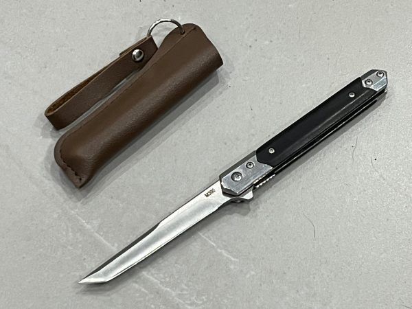 IMG_6008-1.jpg Couteau à Ouverture Assistée acier M390 Type Stiletto bois de noyer - Lame Tanto