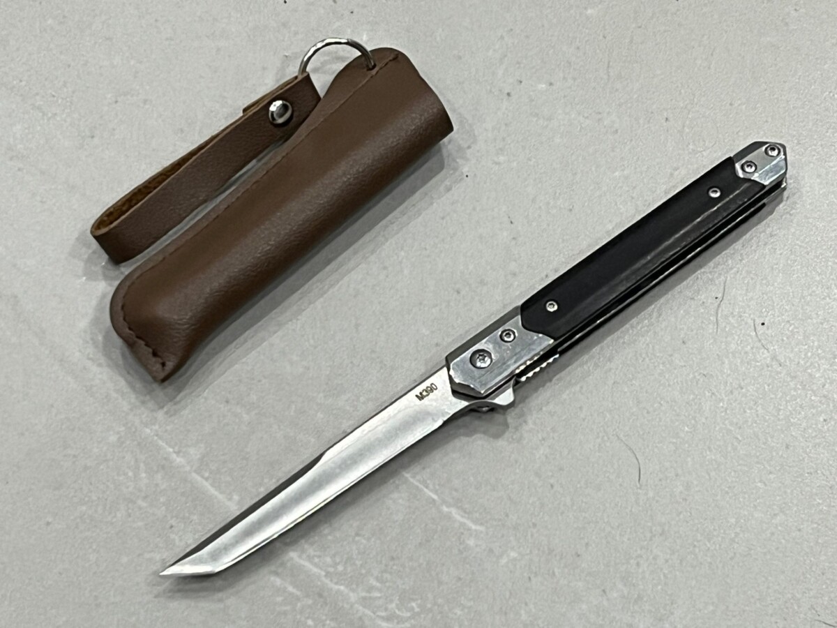 IMG_6008-1.jpg Couteau à ouverture assistée acier M390 type Stiletto bois de noyer – Lame Tanto