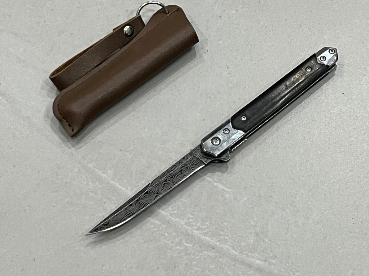 IMG_6009_3e3ef739-d2b8-4598-bcde-f9e7ed5f99da-1.jpg Couteau à ouverture assistée acier M390 type Stiletto bois de noyer – Lame Clip Point