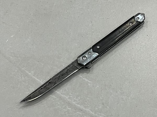 IMG_6010_d6260635-f219-475d-86e5-d1edbcedf660-1.jpg Couteau à Ouverture Assistée acier M390 Type Stiletto bois de noyer - Lame Clip point droite
