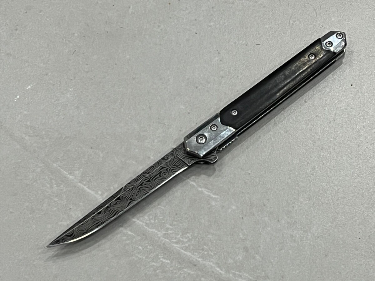 IMG_6010_d6260635-f219-475d-86e5-d1edbcedf660-1.jpg Couteau à ouverture assistée acier M390 type Stiletto bois de noyer – Lame Clip Point
