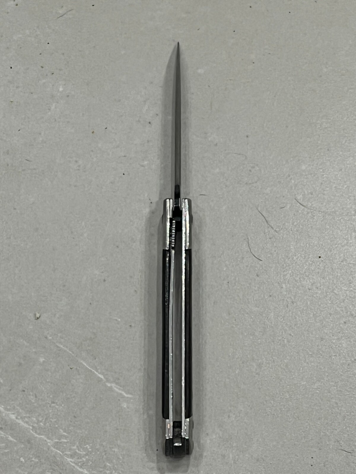 IMG_6014_3d4cd346-aa29-4281-9aa6-ee33d0065f44-1.jpg Couteau à ouverture assistée acier M390 type Stiletto bois de noyer – Lame Clip Point