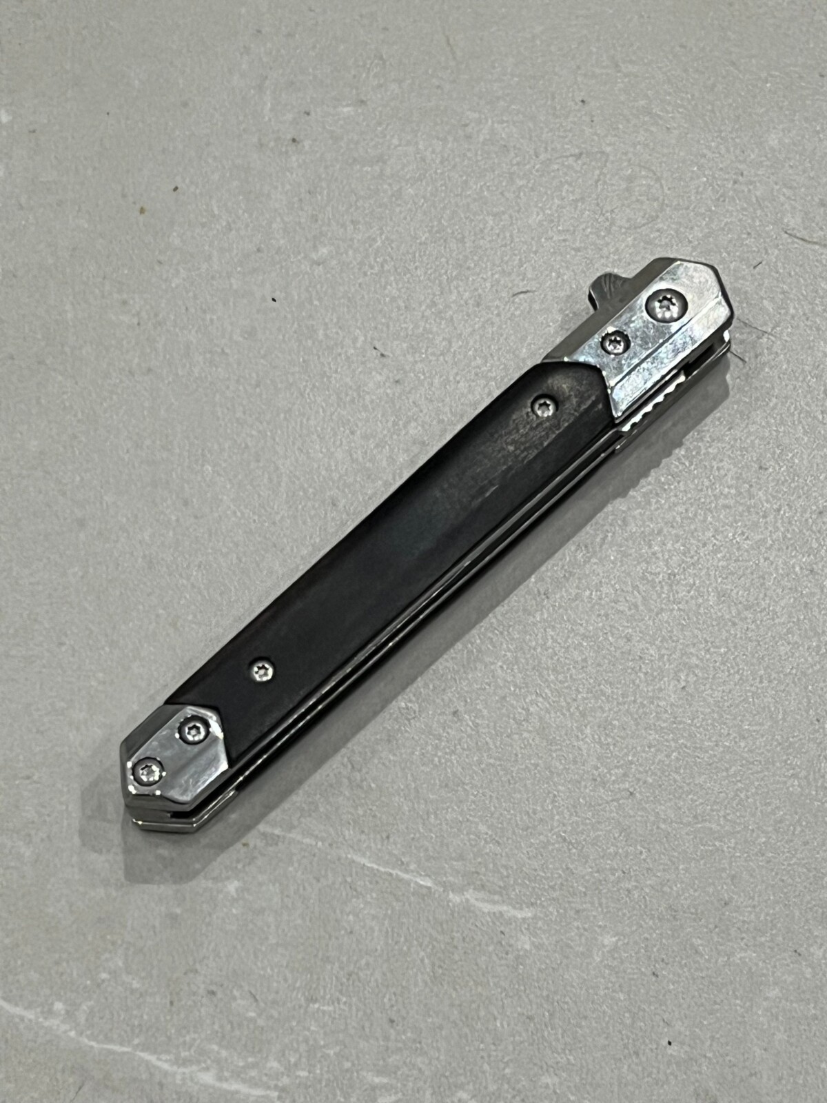 IMG_6015_1cf49f28-f86a-45eb-b9ea-9889b7a4e0ce-1.jpg Couteau à ouverture assistée acier M390 type Stiletto bois de noyer – Lame Clip Point