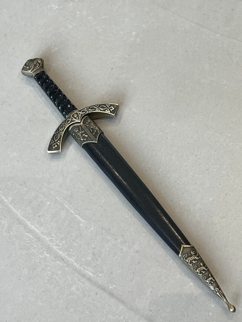 Épée miniature décorative motifs héraldiques au lion