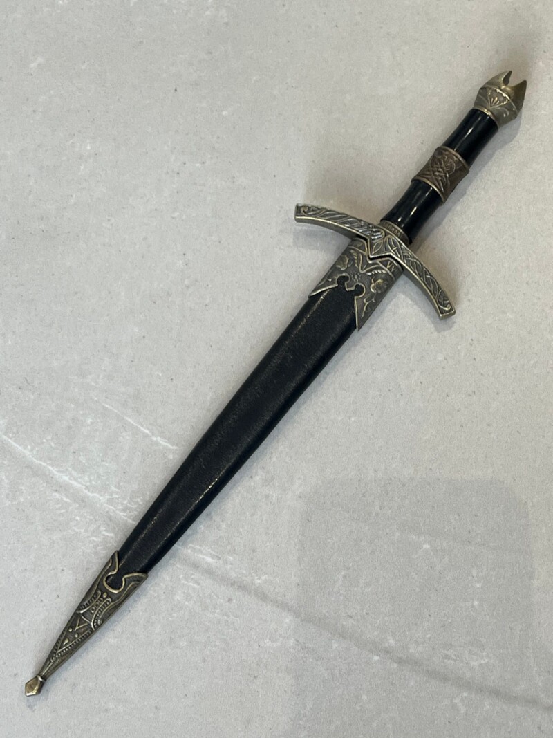 Épée miniature décorative motifs héraldiques et pommeau sculpté