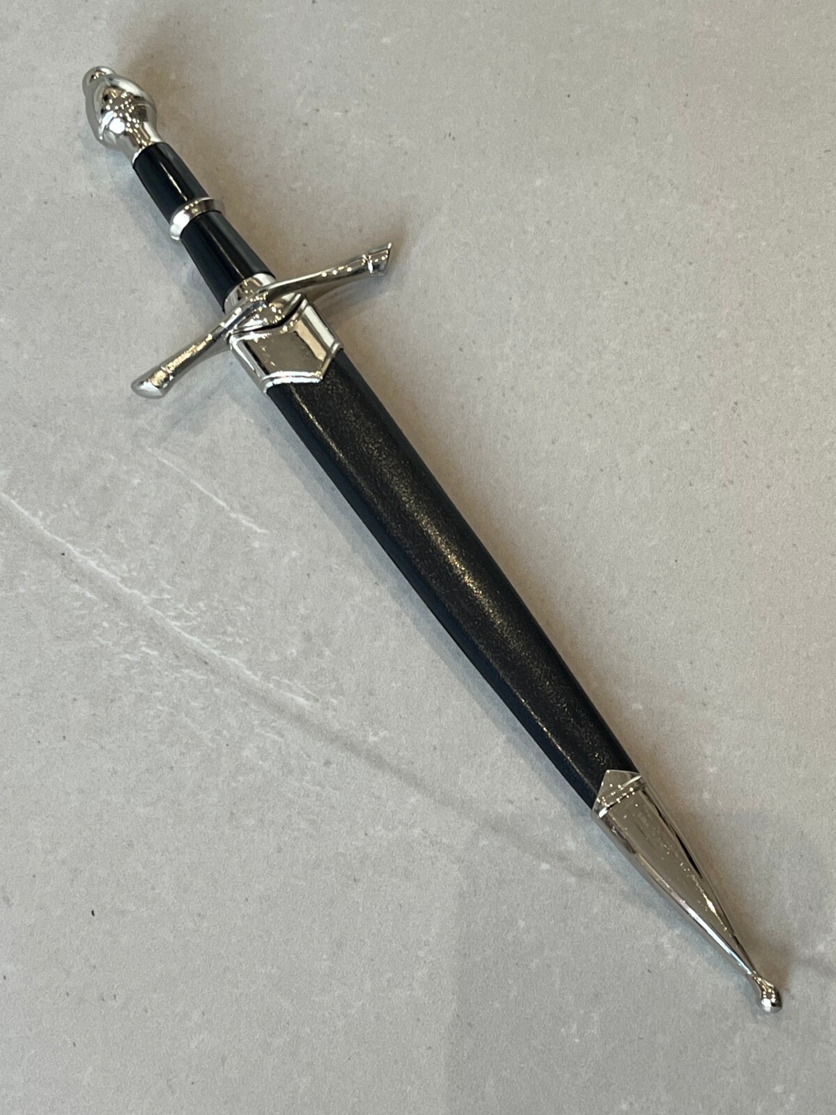 Épée miniature décorative finition argent et poignée noire