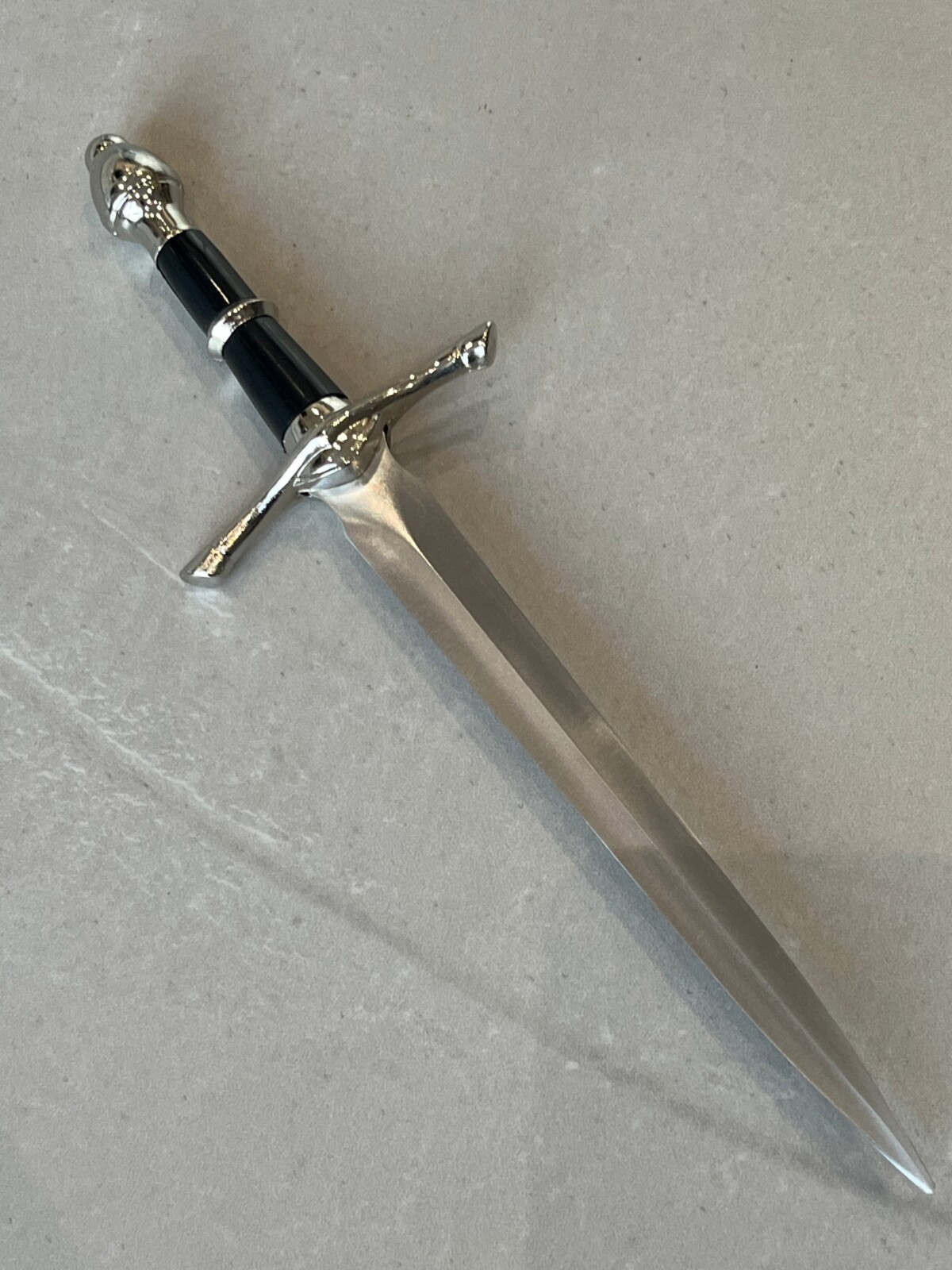 Épée miniature décorative - Finition argent & poignée noire - 30 cm