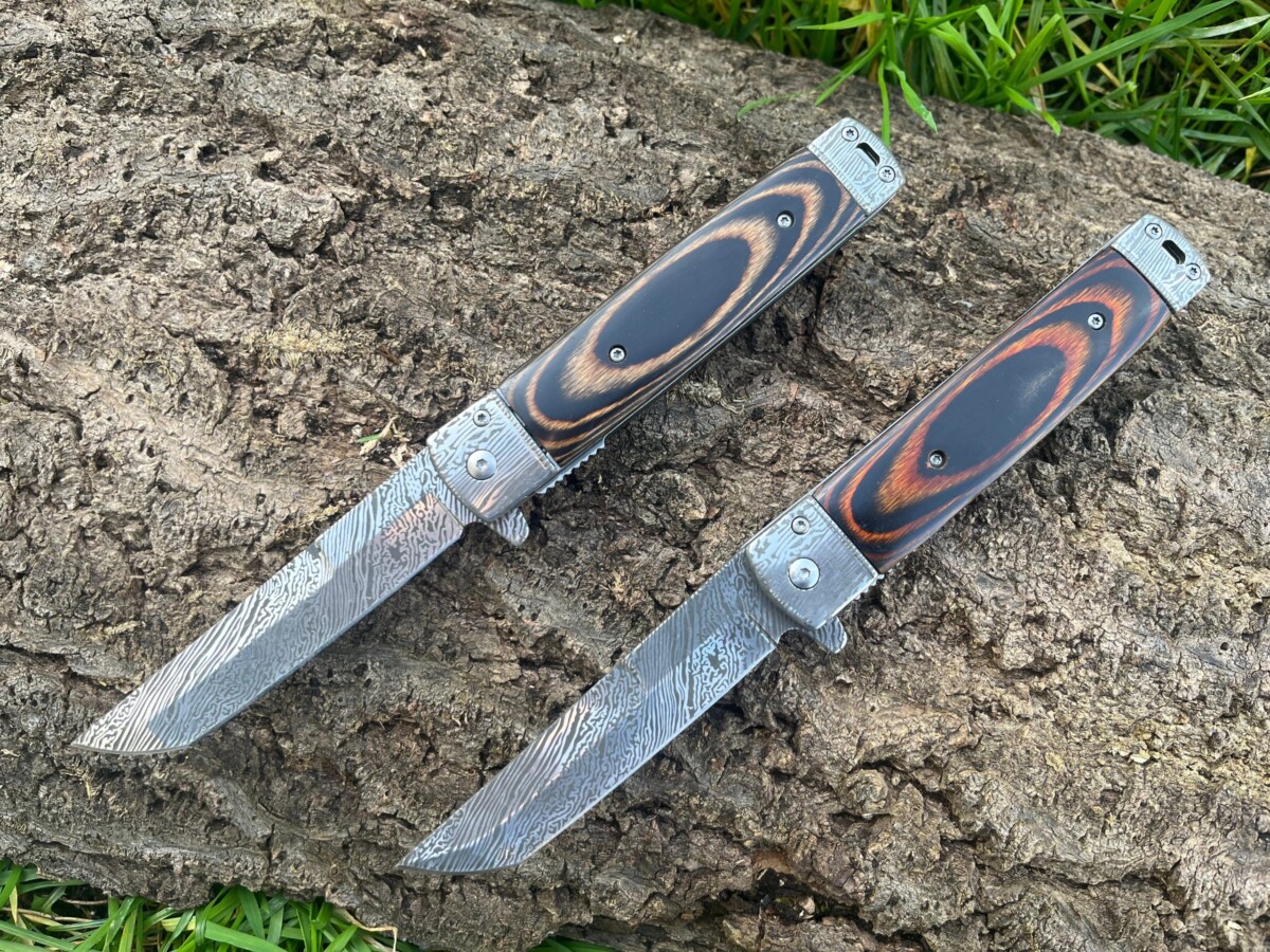 Couteau Assisté Tanto Damas 22 cm avec lame 10 cm en acier 440 gravé damas, manche en bois stabilisé et ouverture assistée fluide.
