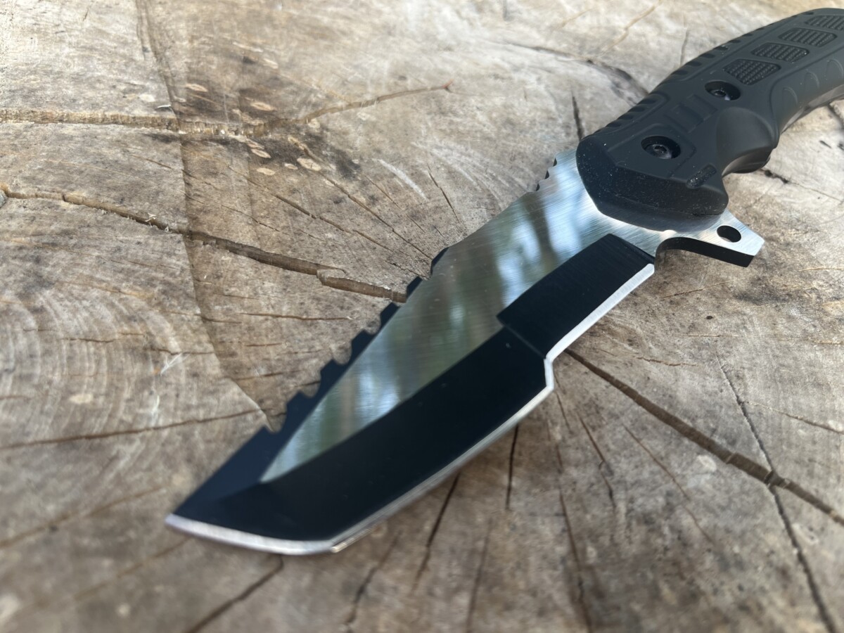 Couteau Fixe Tanto finition acier avec manche noir texturé