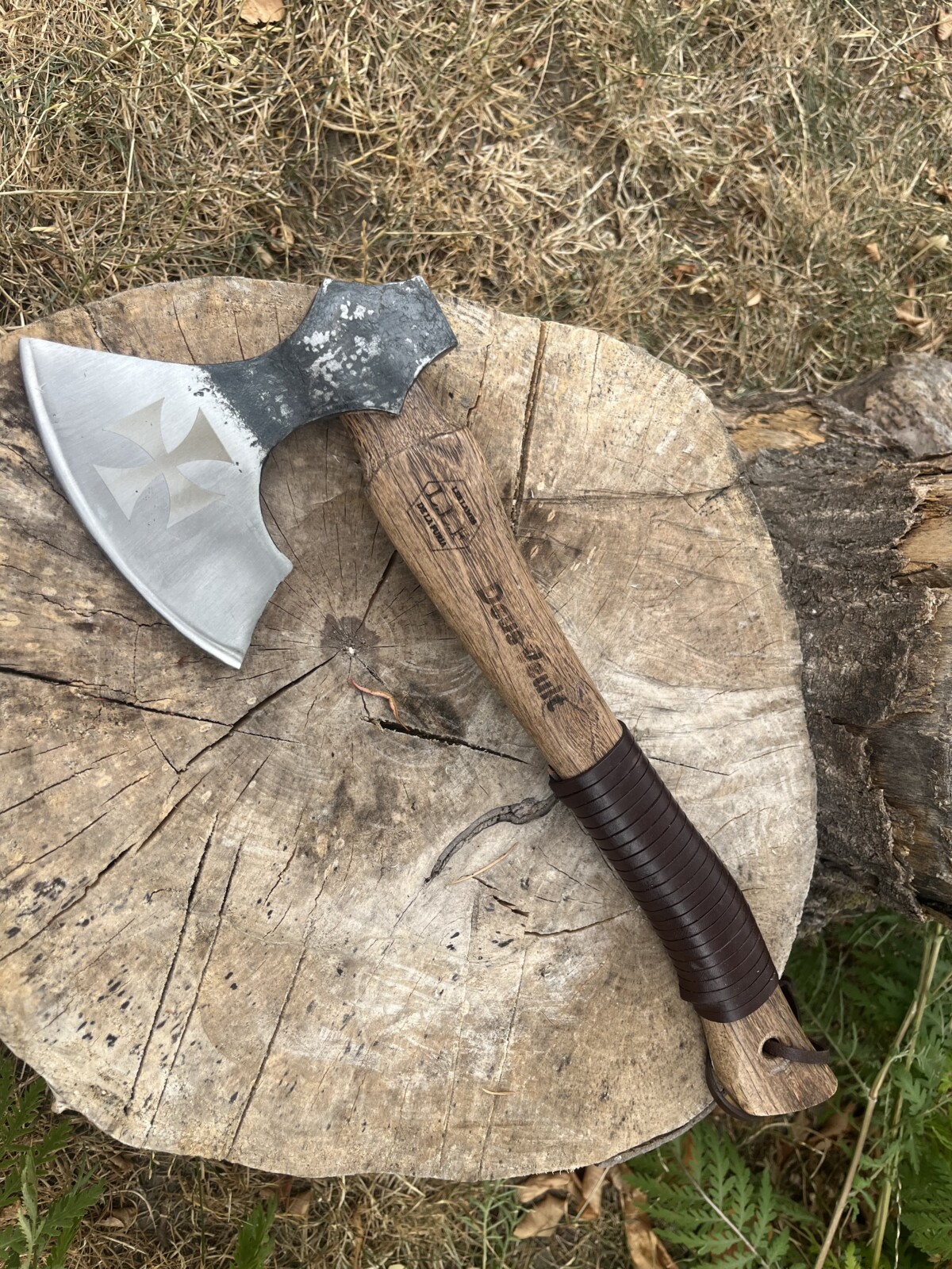 IMG_8656 hache templiere forgee LLF 43 cm acier 1055 gravure Deus Vult
