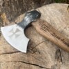 IMG_8660 hache templiere forgee LLF 43 cm acier 1055 gravure Deus Vult