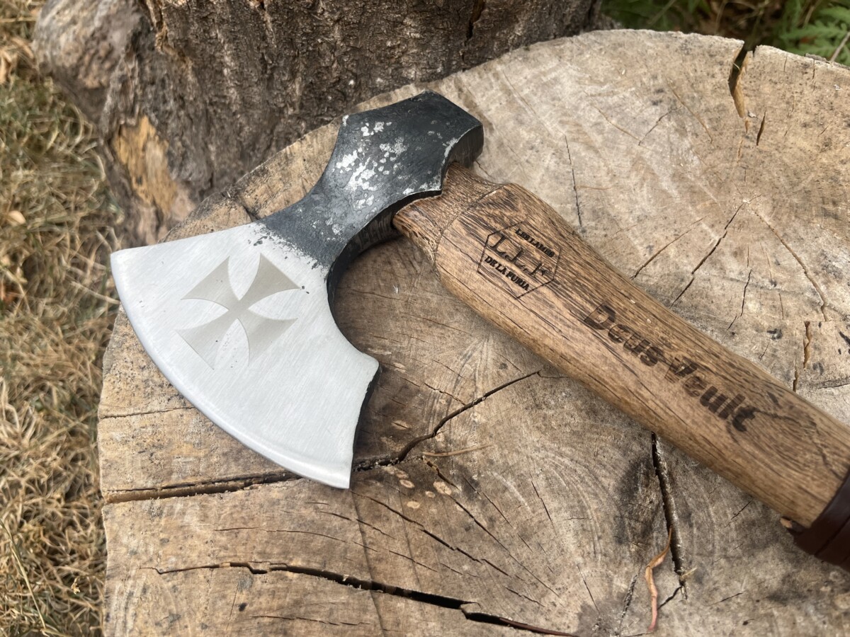 IMG_8660 hache templiere forgee LLF 43 cm acier 1055 gravure Deus Vult