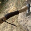 IMG_8662 hache templiere forgee LLF 43 cm acier 1055 gravure Deus Vult