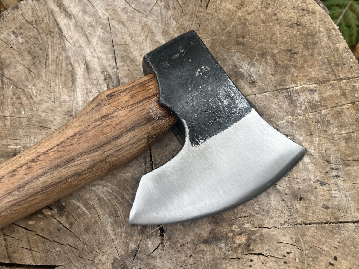 IMG_8678 hache viking acier 1055 brut manche hetre 39 cm