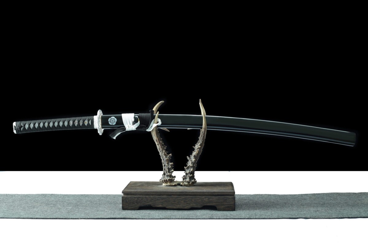 1 Katana White Shadow – Lame 72 cm – Acier 1045 – Full Tang – Finition Noir & Blanc