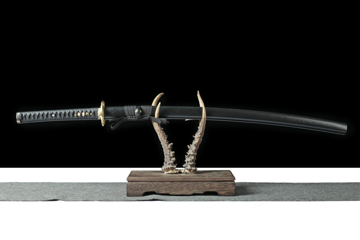 1 Katana Shadow Line – Lame 72 cm – Acier 1045 – Full Tang – Finition Noir & Or