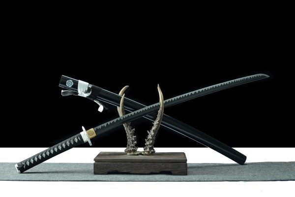 2 katana LLF White Shadow 1045 noir blanc contraste lame