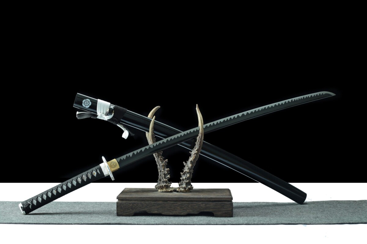 2 katana LLF White Shadow 1045 noir blanc contraste lame