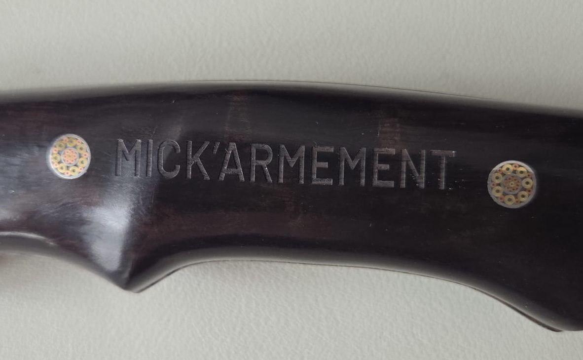 80c7c713-f5e7-4f6a-9cdc-d60490438048-2 Couteau Premium Evening Breeze DC53 – Ébène – Édition Standard ou Mick’Armement