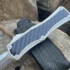 IMG_7466 Couteau automatique SPECTRE OTF – Acier D2 – Manche aluminium gris avec insert carbone