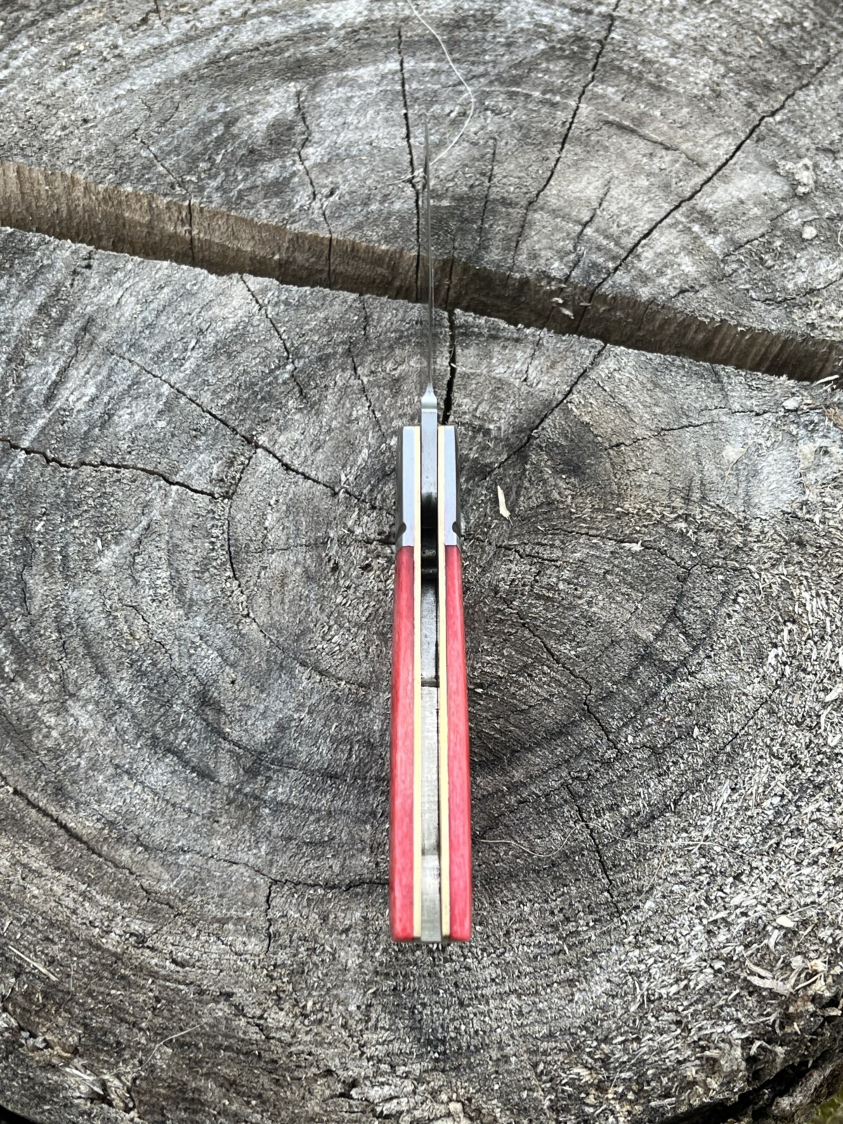 détail finition manche os rouge et laiton