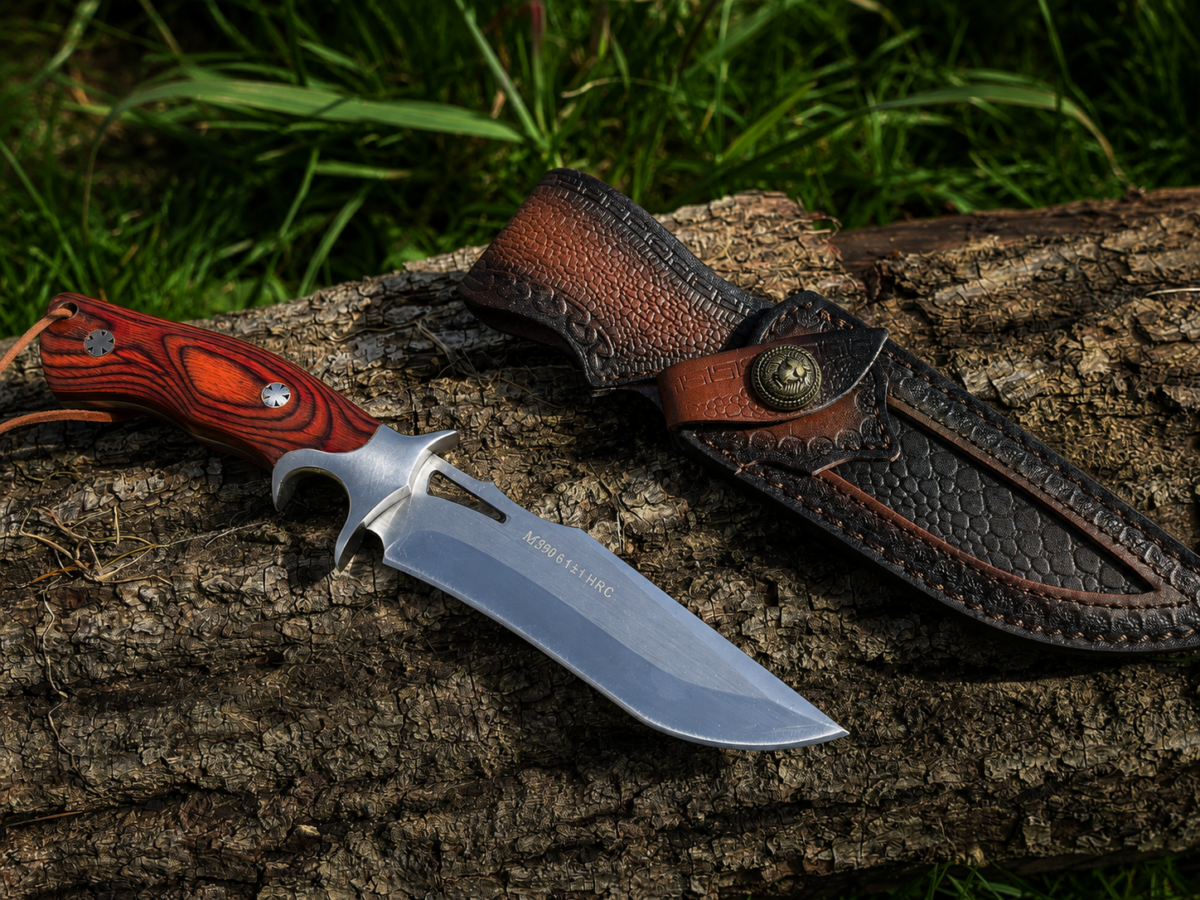 ChatGPT Image 15 août 2026, 12_55_39 Couteau Bowie M390 Double Grip lame ajourée manche bois de rose étui cuir