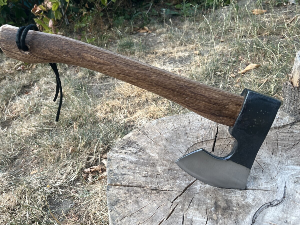 Hache Scandinave acier 1095 lame à barbe avec manche en frêne