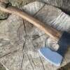 Hache Scandinave acier 1095 lame à barbe avec manche en frêne