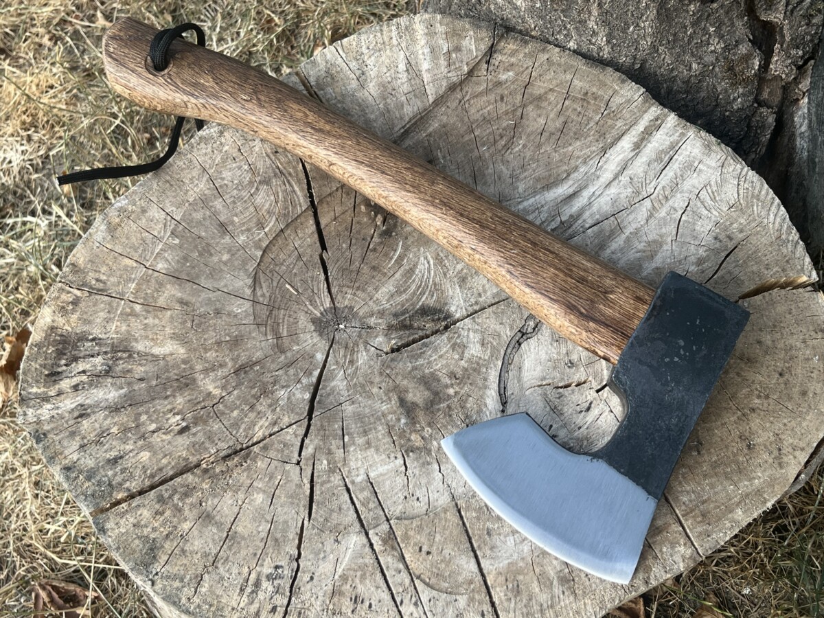 Hache Scandinave acier 1095 lame à barbe avec manche en frêne