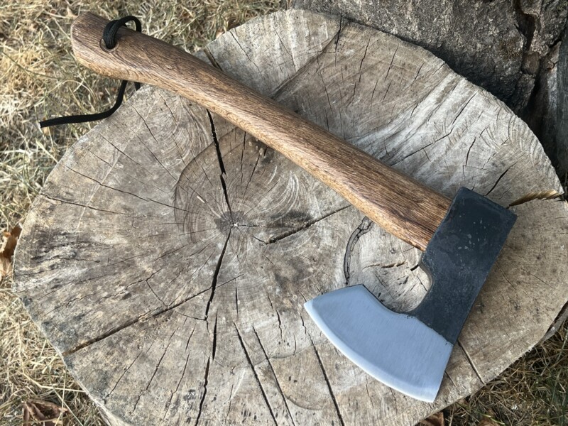Hache Scandinave acier 1095 lame à barbe avec manche en frêne