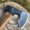 Hache Scandinave – Acier 1095 – Lame à Barbe – Manche Frêne