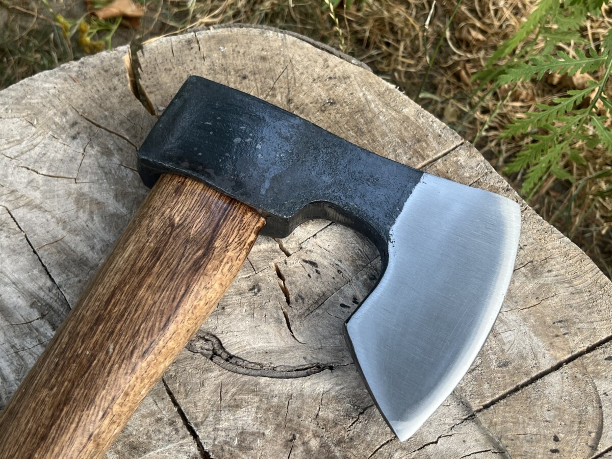 Hache Scandinave – Acier 1095 – Lame à Barbe – Manche Frêne