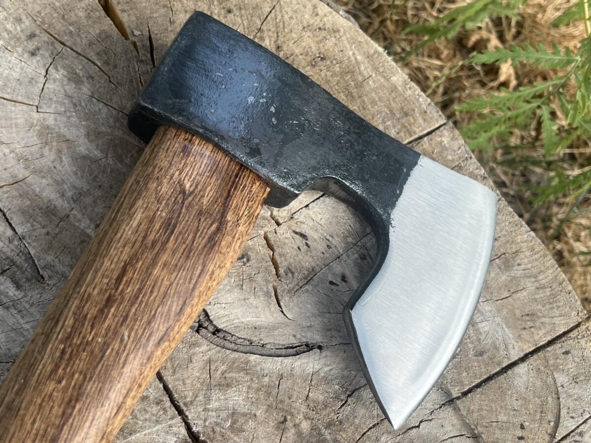 Hache Scandinave – Acier 1095 – Lame à Barbe – Manche Frêne